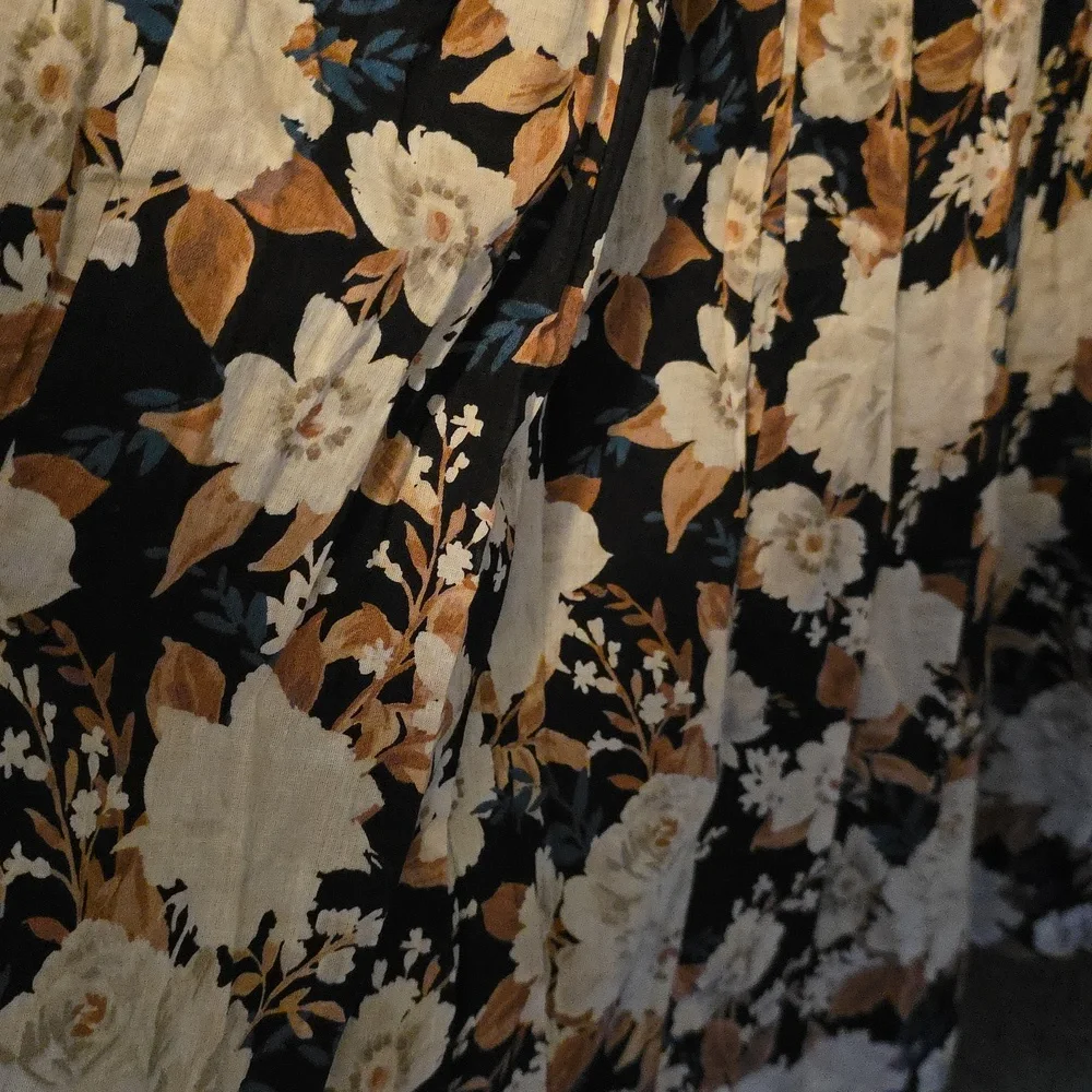 Abercrombie & Fitch Black and Cream Floral Maxi Dress. Size Small. EUC